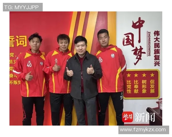 足球明星亲临校园为小朋友签名传递梦想与激情